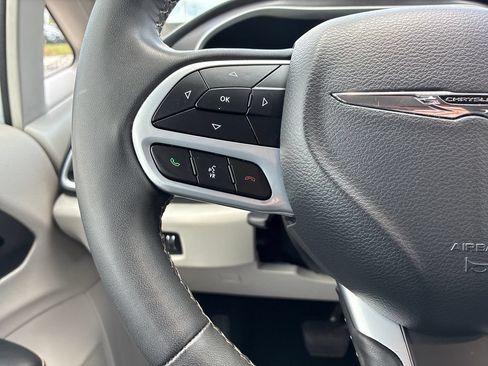 Used 2024 Chrysler Pacifica Touring-L FWD image 24