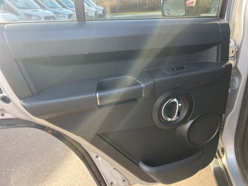 Used 2010 Jeep Commander Sport image 15