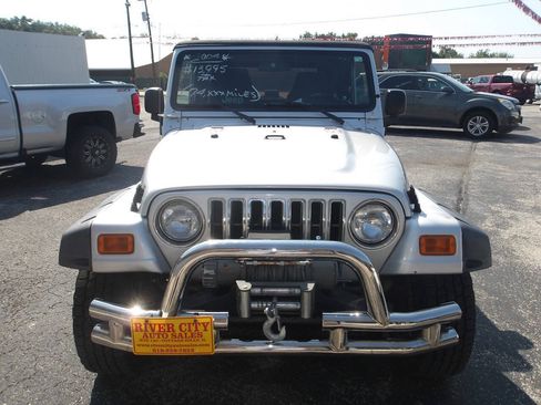 Used 2004 Jeep Wrangler 4WD image 2