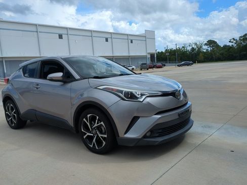 Used 2018 Toyota C-HR XLE FWD image 3