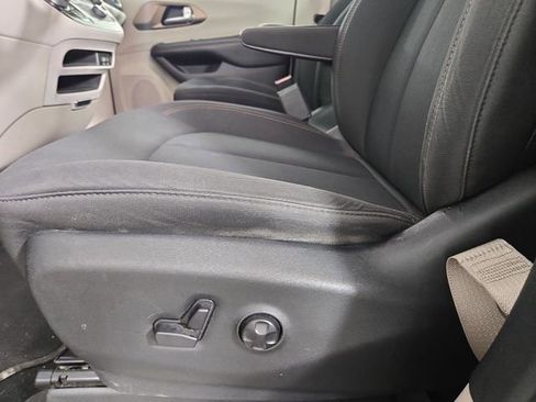 Used 2017 Chrysler Pacifica LX FWD image 29