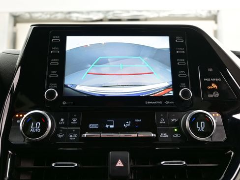 Used 2022 Toyota Highlander XLE AWD/4WD image 19