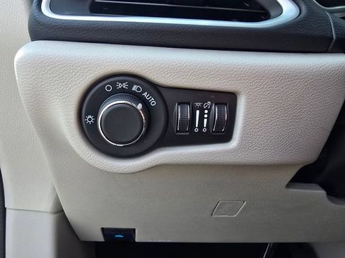 Used 2024 Chrysler Voyager LX FWD image 21