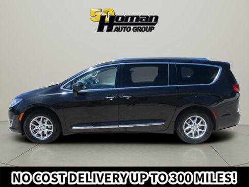 Used 2020 Chrysler Pacifica Touring-L FWD image 2