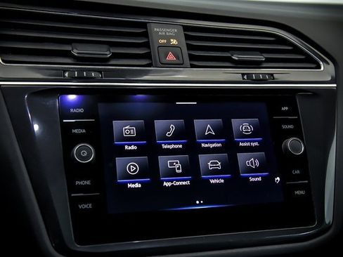 Certified 2024 Volkswagen Tiguan SE w/ Panoramic Sunroof Package image 20