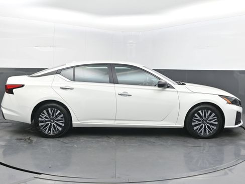 Used 2025 Nissan Altima 2.5 SV FWD image 10