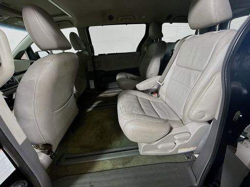 Used 2016 Toyota Sienna XLE image 25