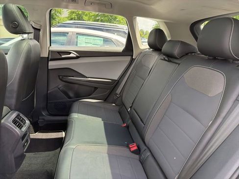 Used 2023 Volkswagen Taos SE w/ Panoramic Sunroof Package FWD image 22