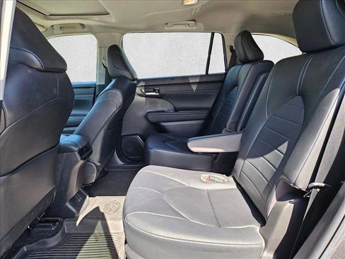 Used 2023 Toyota Highlander XLE FWD image 16