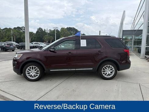 Used 2018 Ford Explorer XLT w/ Equipment Group 202A FWD image 4