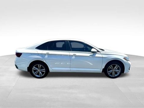 Used 2024 Volkswagen Jetta SE FWD image 9