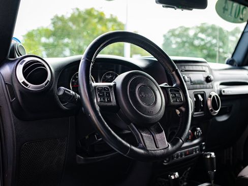 Used 2014 Jeep Wrangler Unlimited Sahara w/ Connectivity Group image 7