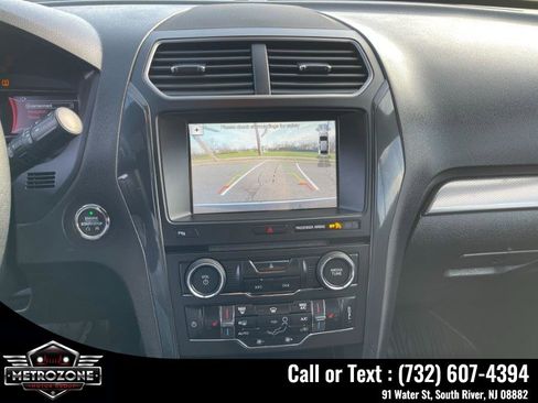 Used 2018 Ford Explorer XLT w/ Equipment Group 202A AWD/4WD image 20