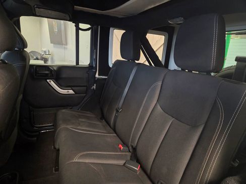 Used 2017 Jeep Wrangler Unlimited Sahara w/ Connectivity Group image 31