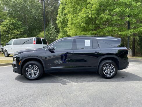 Used 2025 Chevrolet Traverse LT w/ Driver Confidence Package FWD image 6