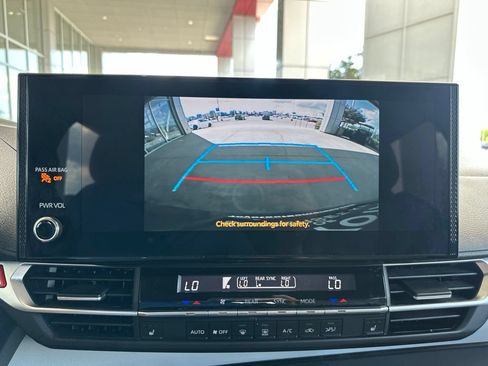 Certified 2025 Toyota Sienna XLE FWD image 34