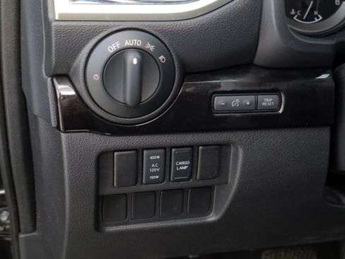 Used 2018 Nissan Titan SV w/ SV Convenience Package image 12