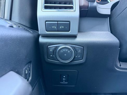 Used 2015 Ford F150 Platinum w/ Equipment Group 701A Luxury AWD/4WD image 28