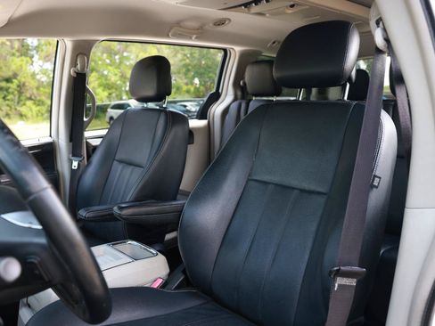 Used 2013 Chrysler Town & Country Touring FWD image 6
