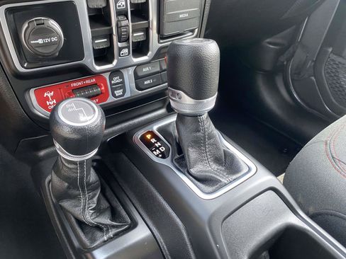 Used 2025 Jeep Wrangler Unlimited Rubicon AWD/4WD image 28