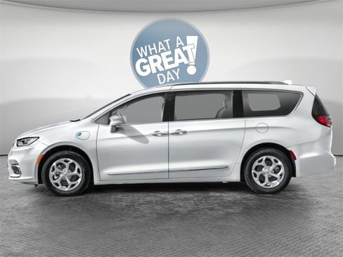 New 2023 Chrysler Pacifica Limited w/ Uconnect Theater Family Group image 7