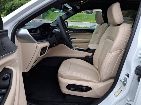 Certified 2025 Jeep Grand Cherokee Limited w/ Luxury Tech Group II AWD/4WD image 15