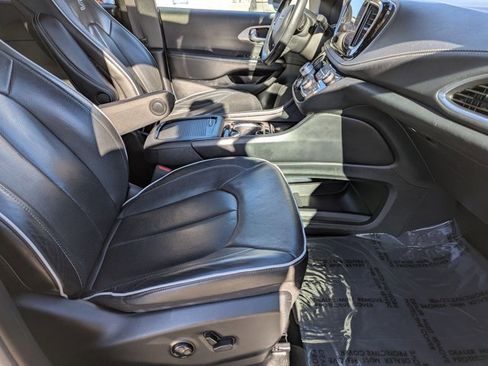 Used 2021 Chrysler Pacifica Limited w/ Uconnect Theater Family Group image 24