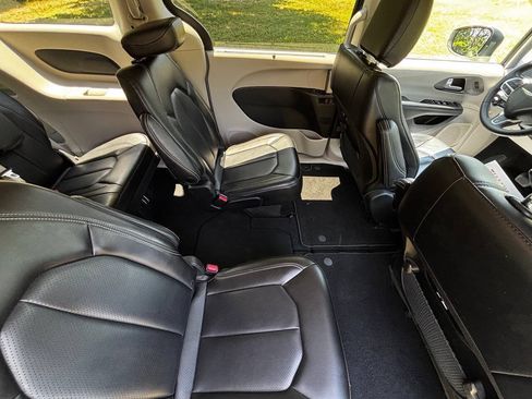Used 2023 Chrysler Pacifica Touring-L FWD image 19