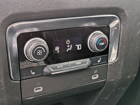 Used 2023 Chevrolet Suburban LT w/ Luxury Package image 29