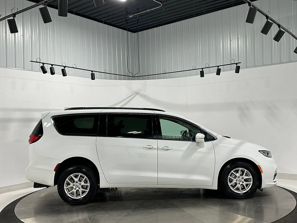 Used 2022 Chrysler Pacifica Touring-L FWD image 5