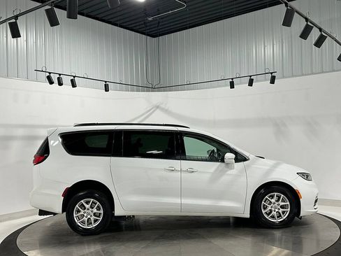 Used 2022 Chrysler Pacifica Touring-L FWD image 5