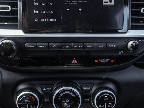 Certified 2025 Hyundai Venue Limited FWD image 18