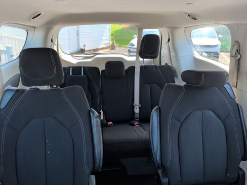 Used 2023 Chrysler Voyager LX FWD image 33