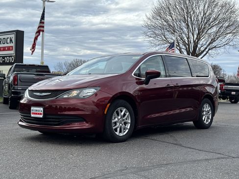 Used 2017 Chrysler Pacifica Touring image 3