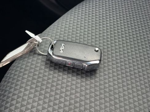 Used 2025 Kia Soul LX w/ LX Technology Package FWD image 21