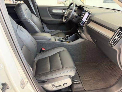 Used 2023 Volvo XC40 B5 Core w/ Convenience Package AWD/4WD image 19