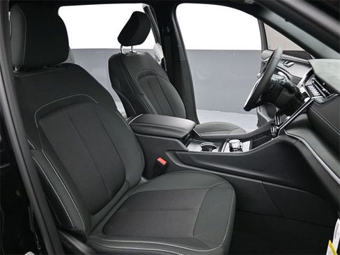 New 2025 Jeep Grand Cherokee L Laredo image 28