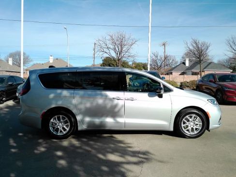 Used 2026 Chrysler Pacifica Select image 5