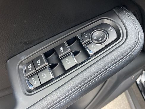 Certified 2025 Porsche Macan image 21