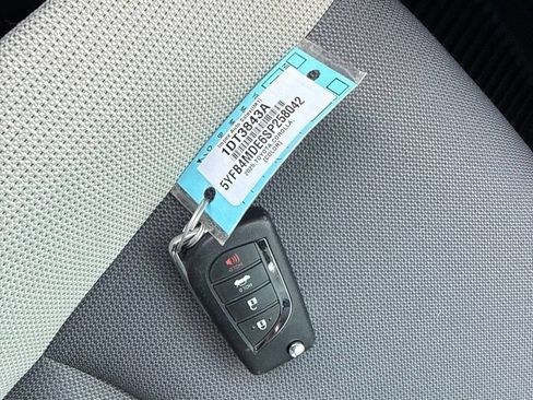 Used 2025 Toyota Corolla LE FWD image 5