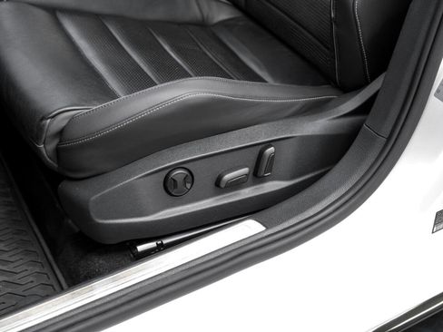 Used 2019 Volkswagen Golf R 4-Door image 26