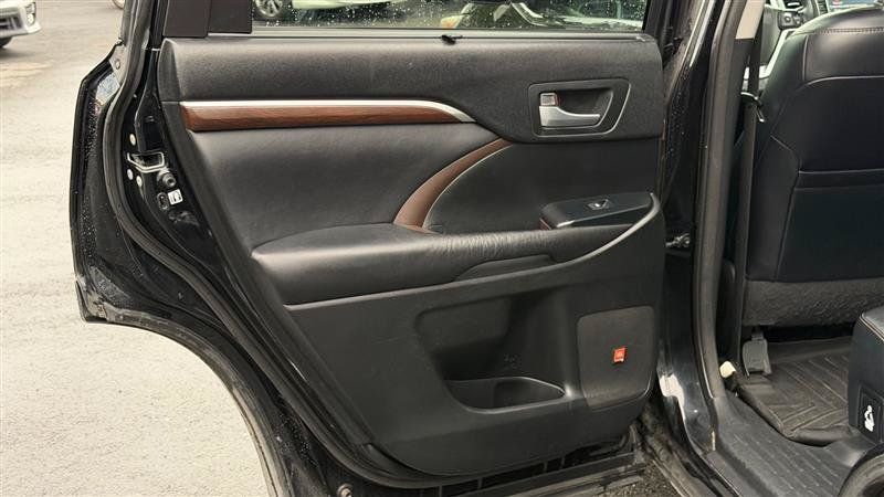 Used 2015 Toyota Highlander Limited Platinum AWD/4WD image 41