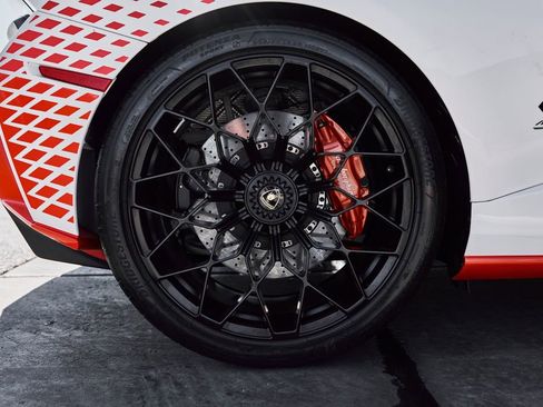 Used 2024 Lamborghini Huracan STO image 32