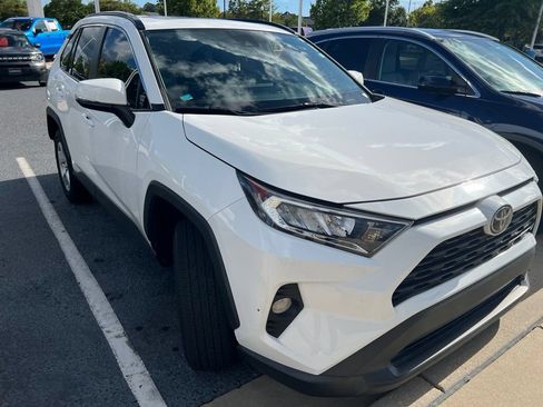 Used 2021 Toyota RAV4 XLE w/ Convenience Package FWD image 2