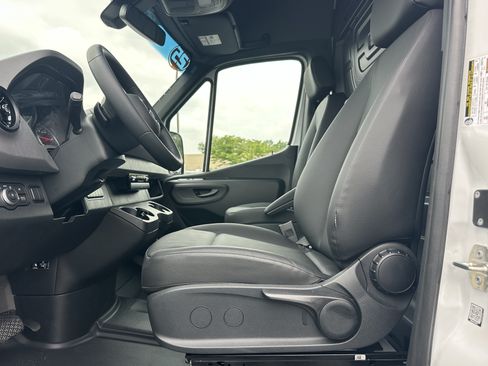 Used 2025 Mercedes-Benz Sprinter 2500 image 9