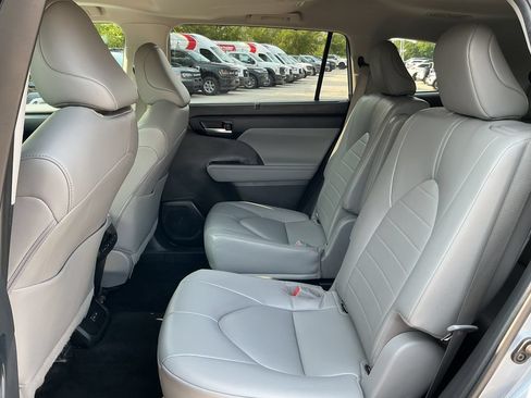 Used 2023 Toyota Highlander XLE FWD image 19
