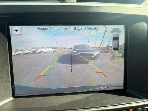 Used 2017 Ford Explorer XLT w/ Equipment Group 202A AWD/4WD image 21