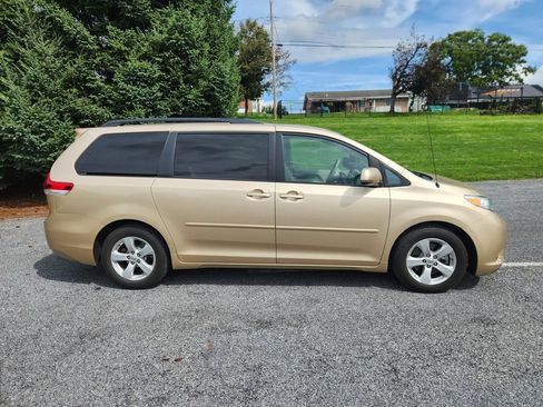 Used 2013 Toyota Sienna LE w/ Towing Pkg FWD image 4