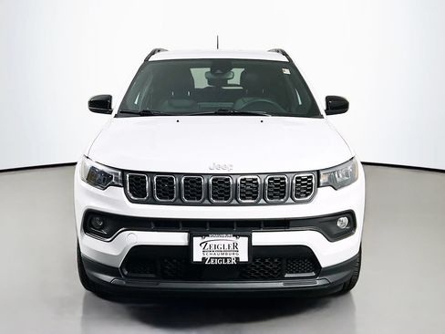 Used 2024 Jeep Compass Latitude AWD/4WD image 2