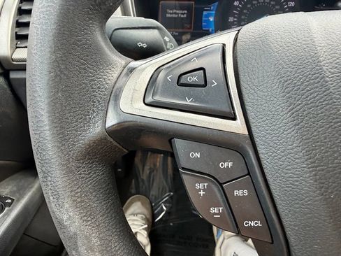 Used 2018 Ford Fusion SE w/ Fusion SE Technology Package FWD image 17